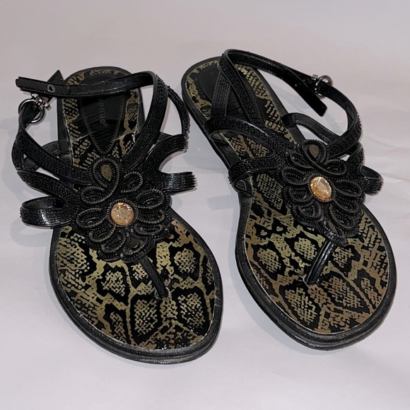 Avenue Womens Black Thong Sandals Size 7 Like New - Picture 1 of 4
